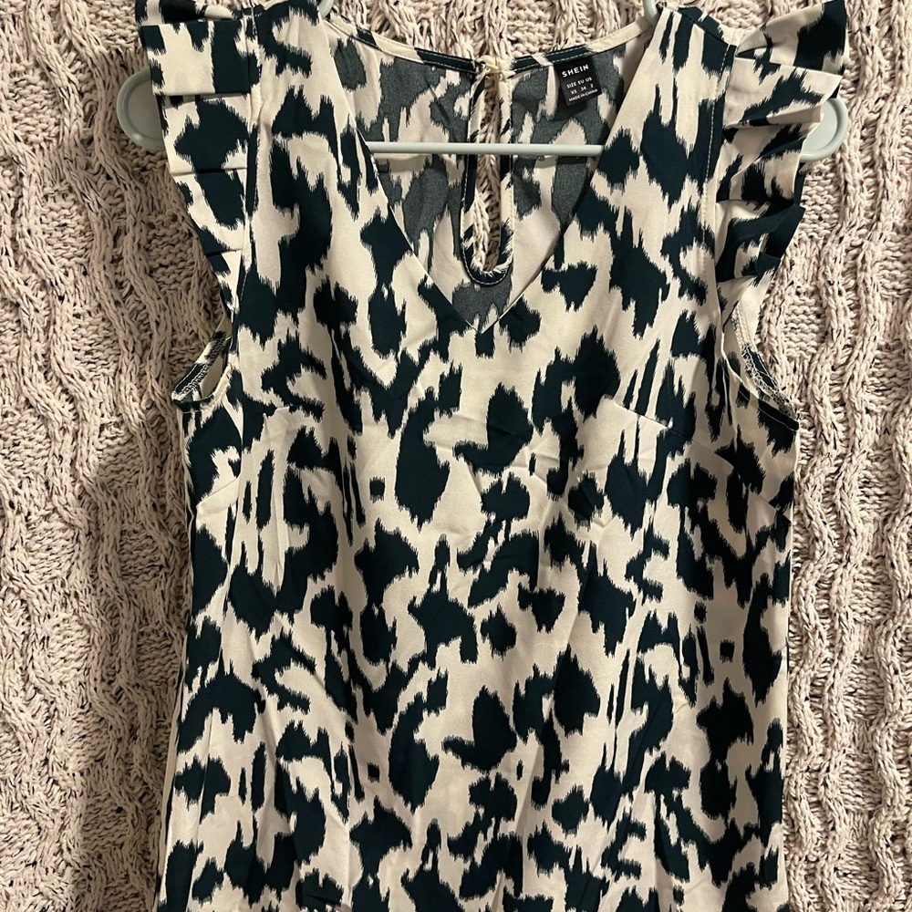SHEIN Black and Cream Patterned Sleeveless Blouse
